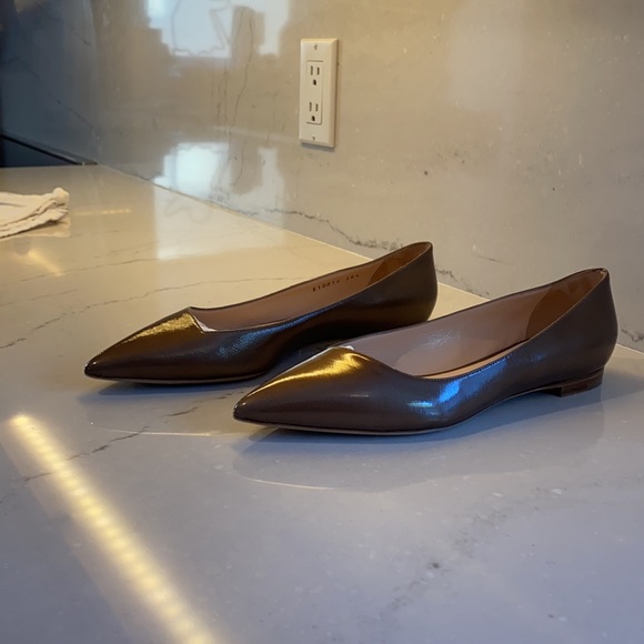 Giorgio Armani flats, in a beautiful golden taupe with a glassy patent finish. - Picture 7 of 12